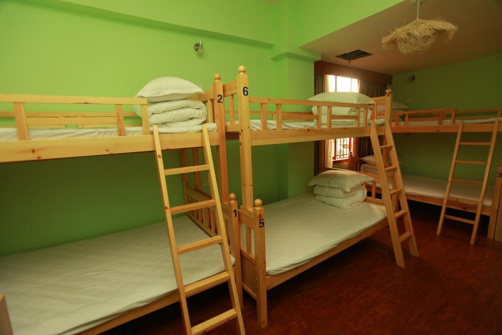 Zhengfu Caotang Decent Inn Чънду Стая снимка